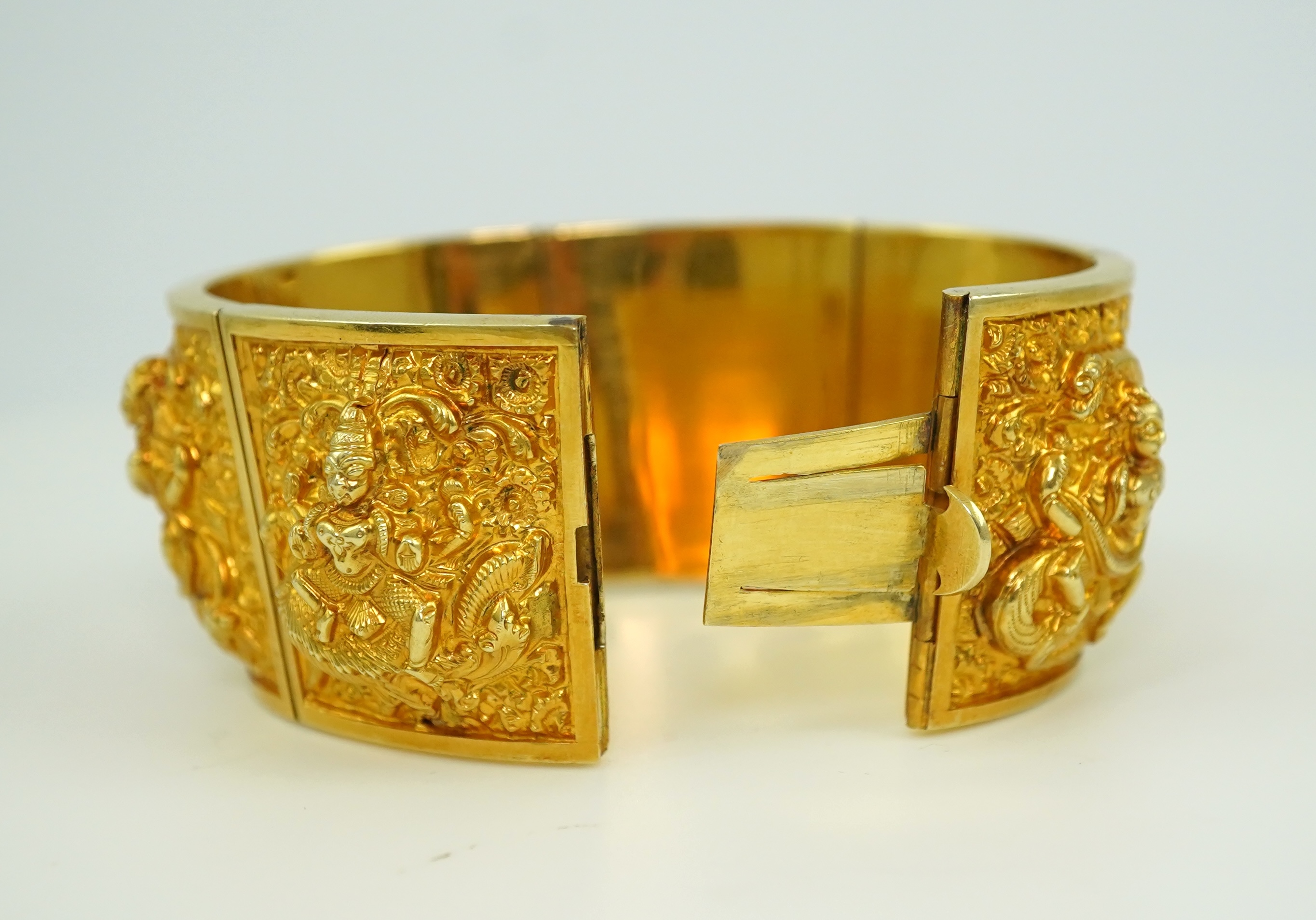 A gold cuff bracelet, early 20th century